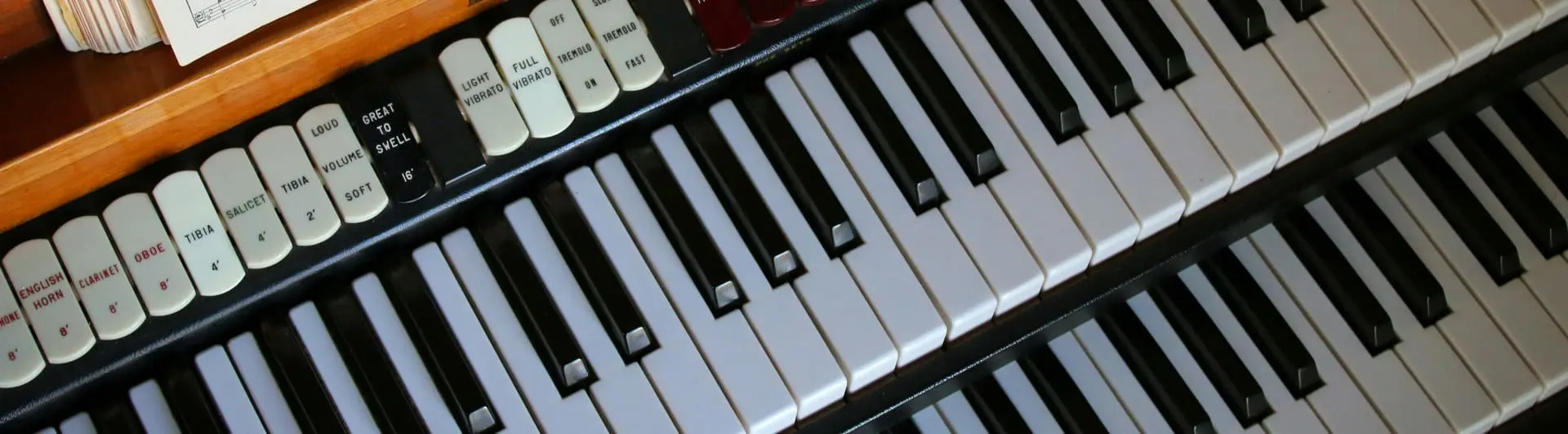 株式会社ピアノアートの見出し画像。電子ピアノの鍵盤の接写。